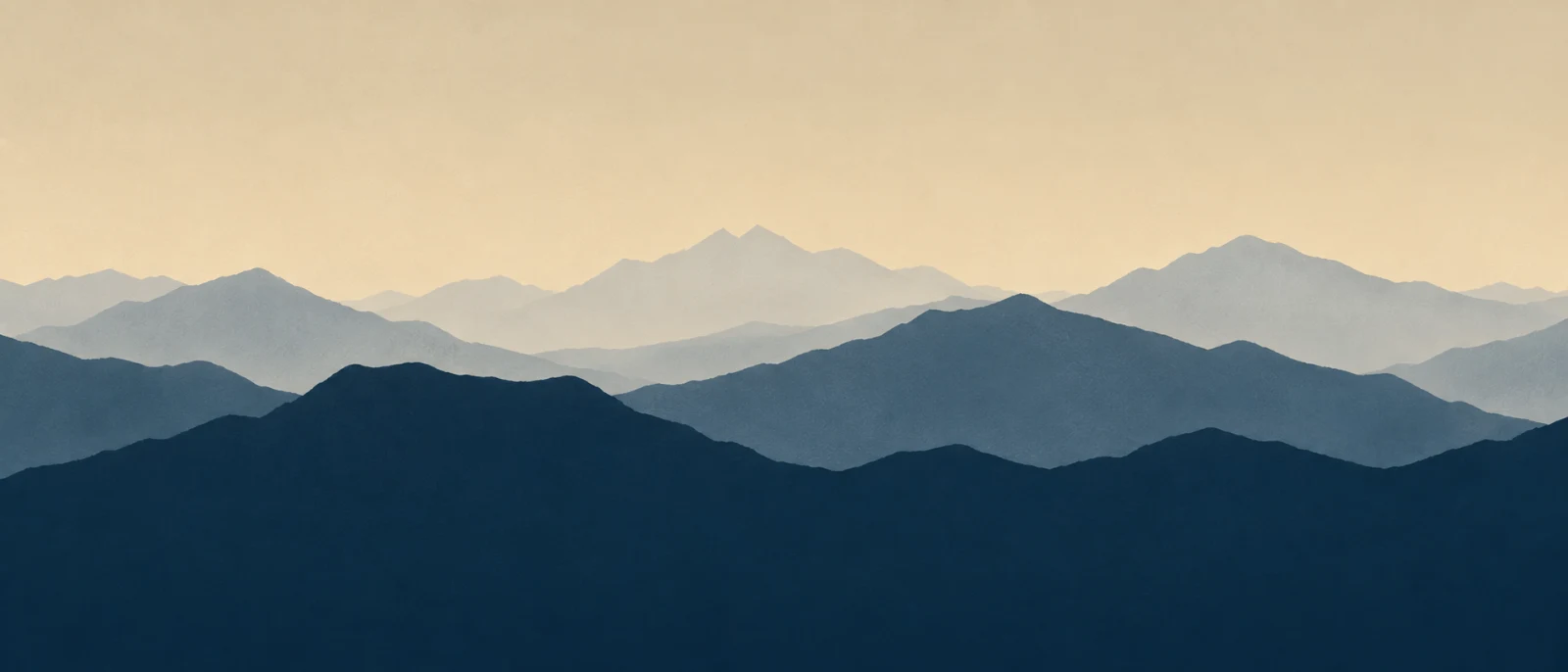 Gestaffelte Bergsilhouetten im Dunst
